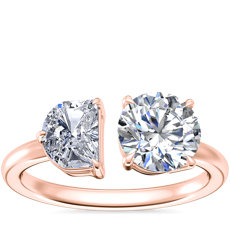 NUEVO. Anillo de compromiso de dos piedras con diamante en forma de medialuna, en oro rosado de 14 k (.48 qt. total)